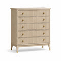 Cómoda de roble con detalles metálicos dorados y 5 cajones beige