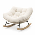 Mecedora con tela bouclé beige, estructura metálica y base de madera