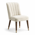 Silla de poliéster crema con patas de madera y detalles dorados